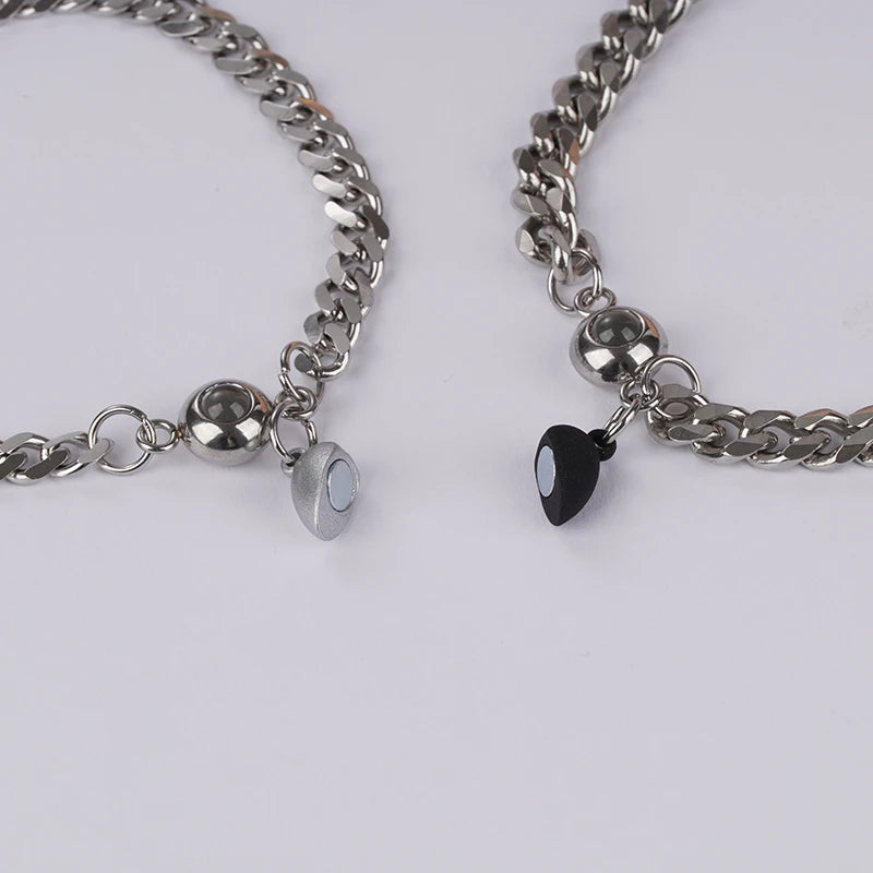 2Pcs Heart-Shaped Magnet Projection Photo Bracelet Set